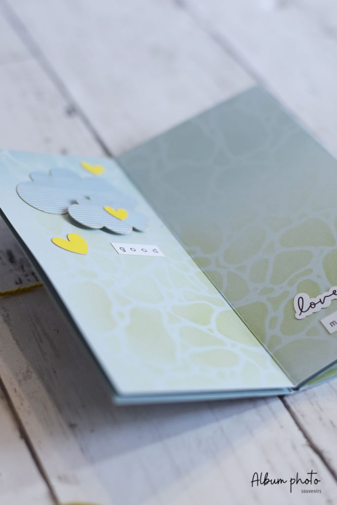 Volets album accordéon scrapbooking avec grand pochoir motifs végétaux en trois nuances de vert