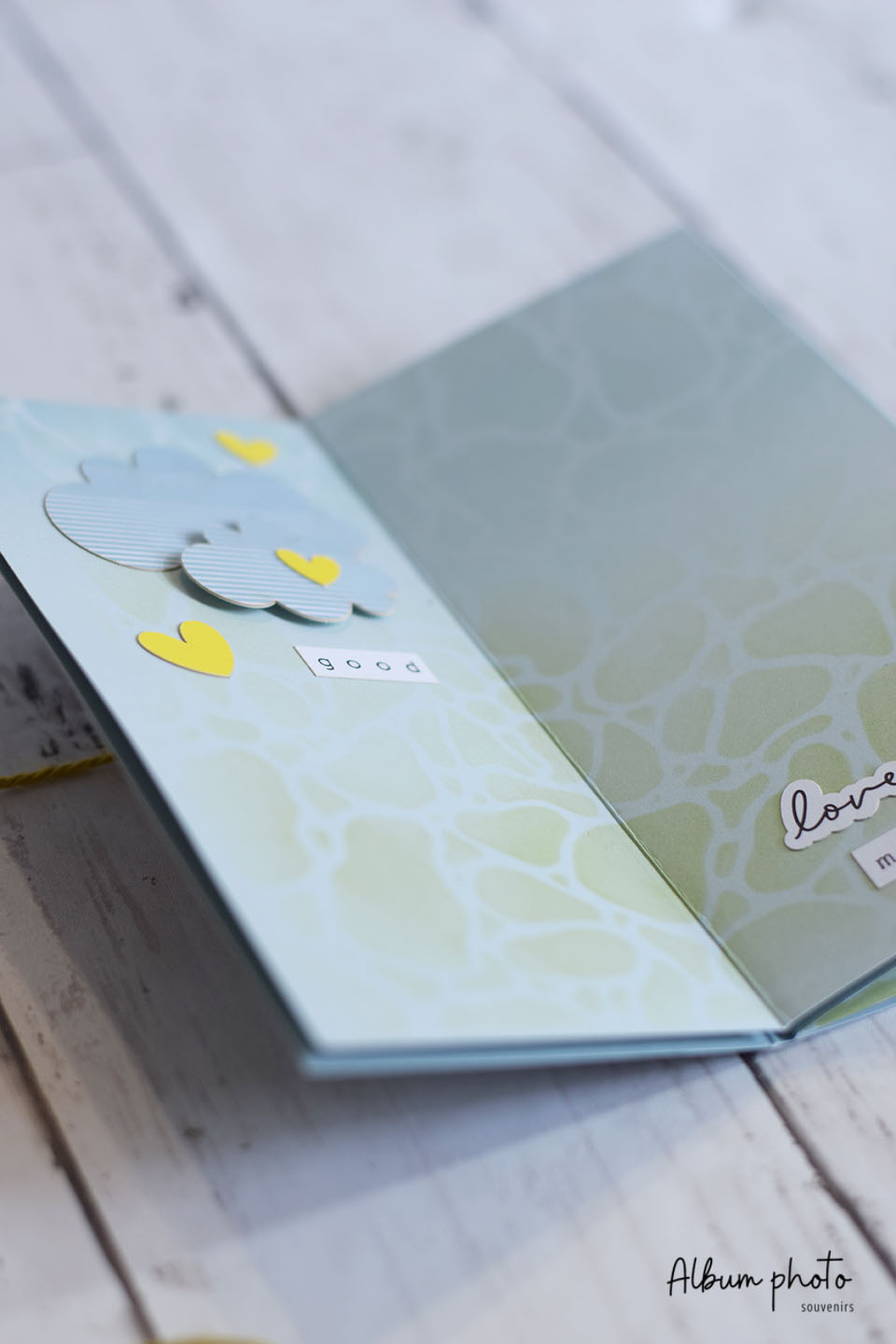 Volets album accordéon scrapbooking avec grand pochoir motifs végétaux en trois nuances de vert
