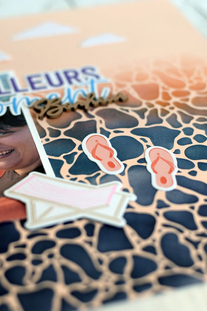 Page scrapbooking 30x30 grand pochoir Reflets d'eau effet aquarelle bleu pâte de texture dorée vacances mer