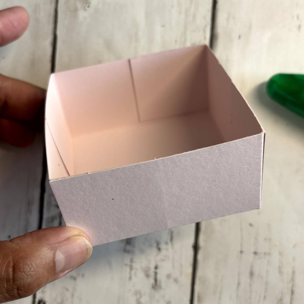 assemblage fond boite carre papier cartonne DIY