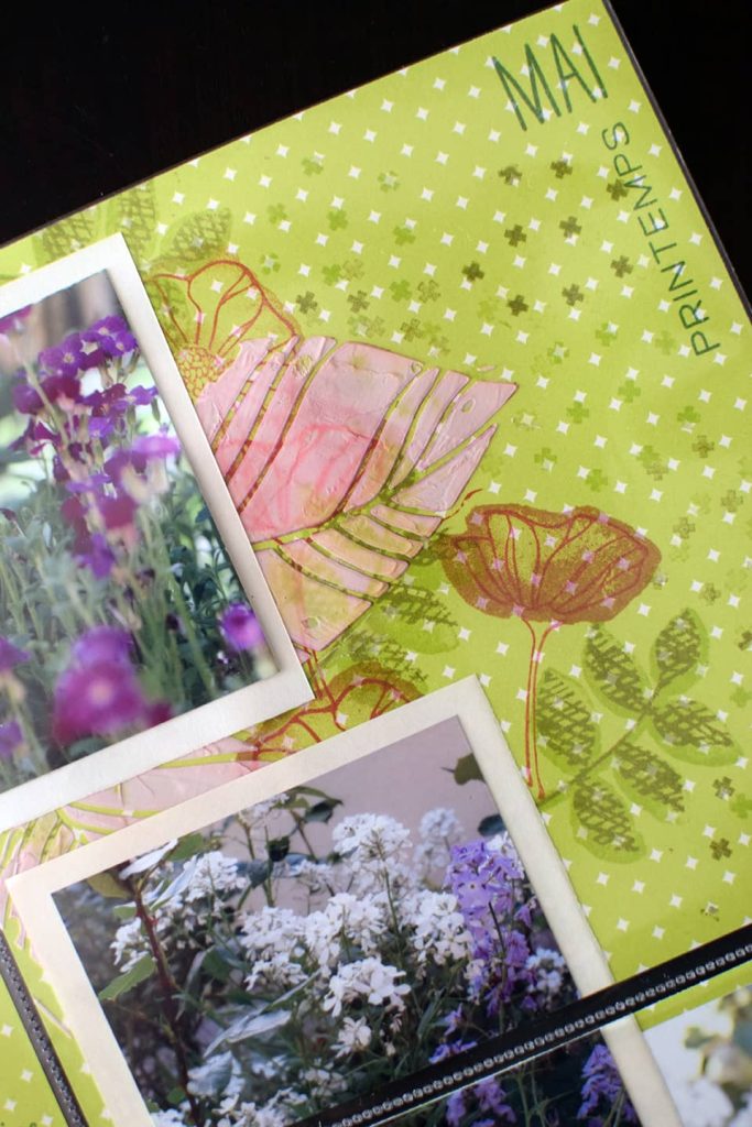 Détail pâte de texture appliquée à travers pochoir scrapbooking retrait pochoir avant séchage
