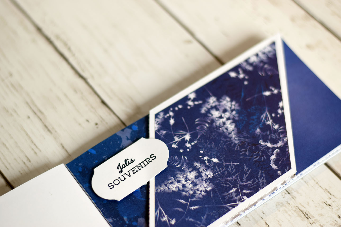 Technique de pliage diagonale pour mini-album origami scrapbooking — page ouverte avec étiquette jolis souvenirs