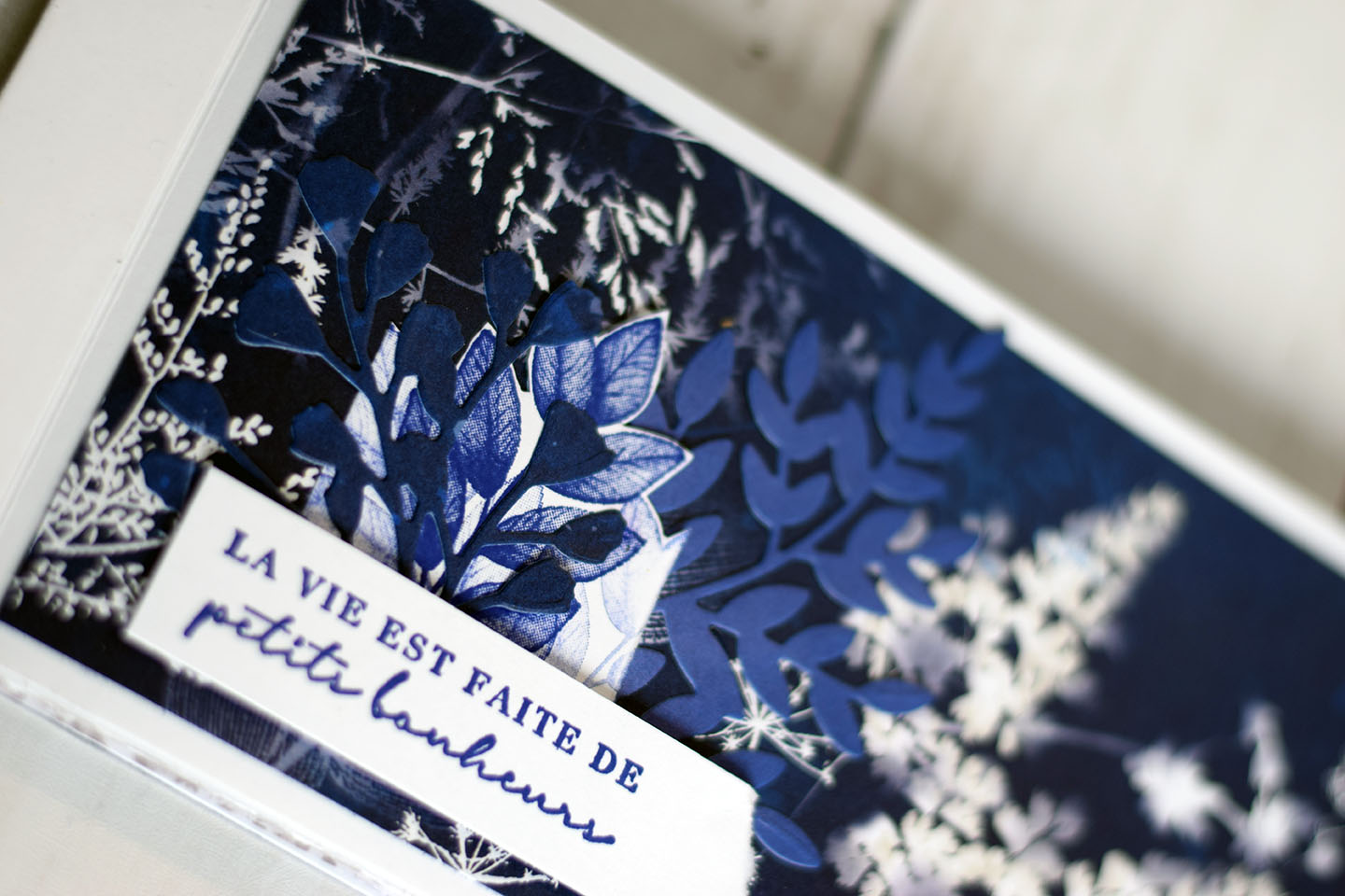 Page de mini-album origami ouverte avec étiquette stampin up et papiers design bleu marine à rayures