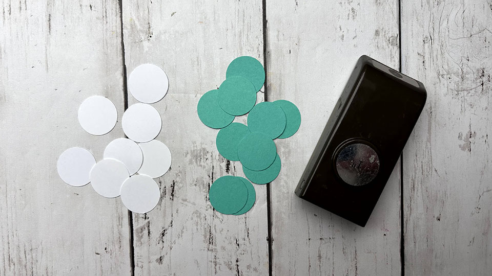 Perforatrice ronde avec cercles découpés en papier blanc et vert menthe pour carte scrapbooking homme