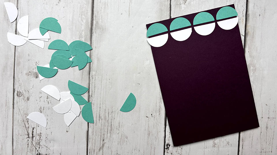 Composition du motif géométrique avec demi-cercles blancs et verts sur carton aubergine carte scrapbooking anniversaire homme