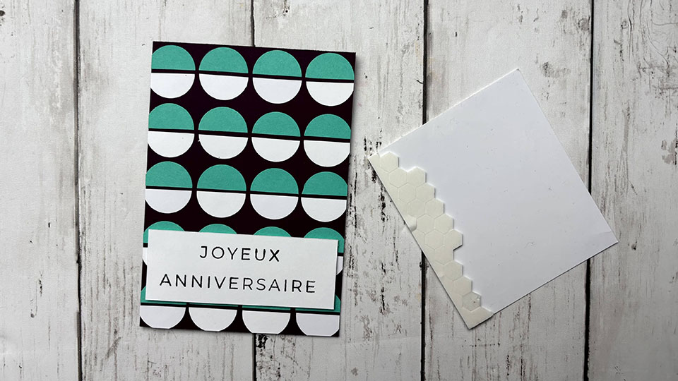 Carte anniversaire graphique scrapbooking homme terminée avec motif demi-cercles vert et blanc sur fond aubergine et message Joyeux Anniversaire