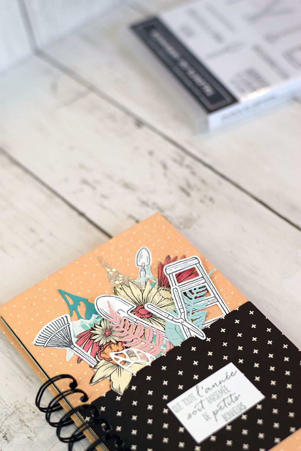 Page d'herbier scrapbooking avec fleurs séchées et annotations manuscrites