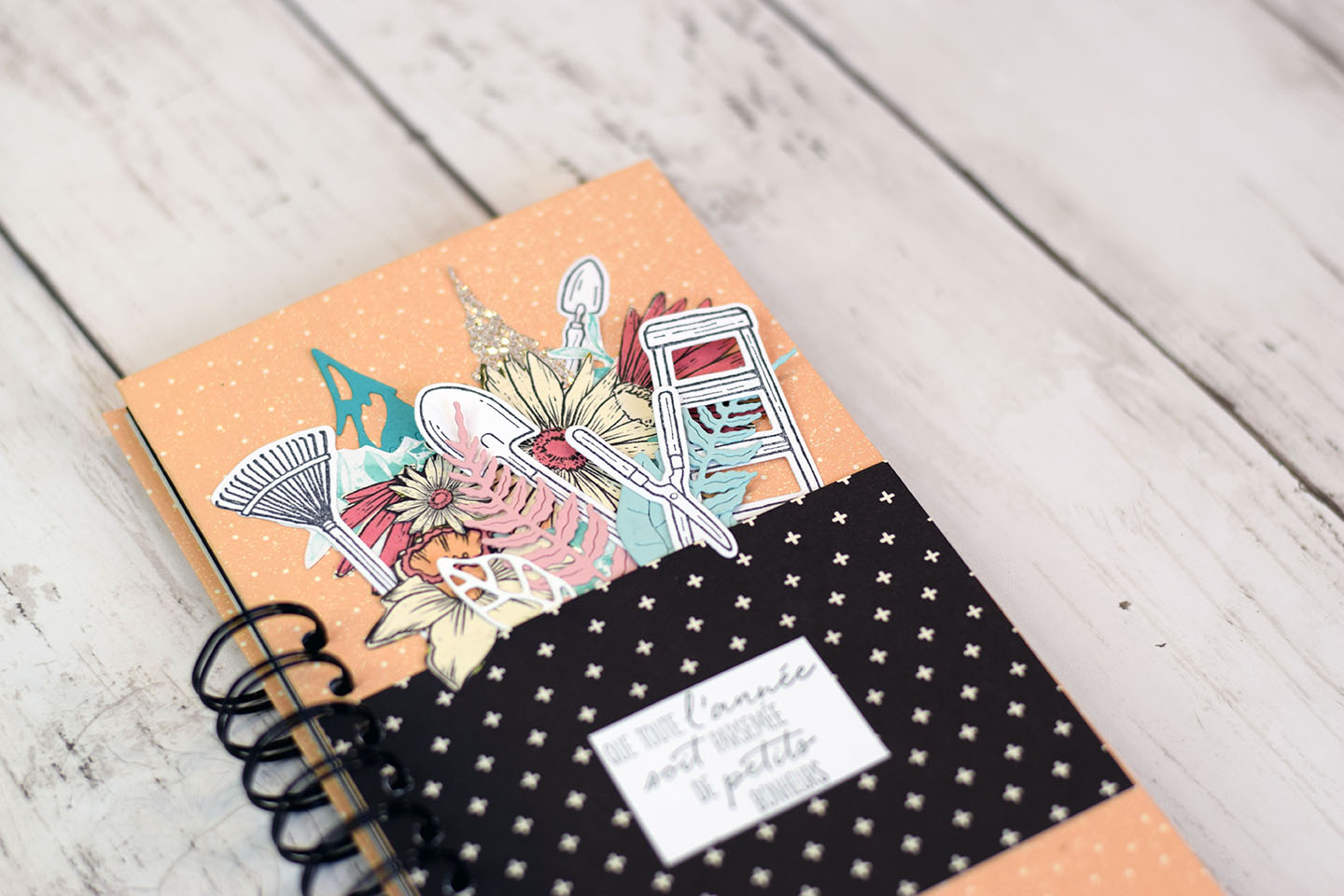 Herbier de jardin fait main intégré dans un carnet de scrapbooking DIY