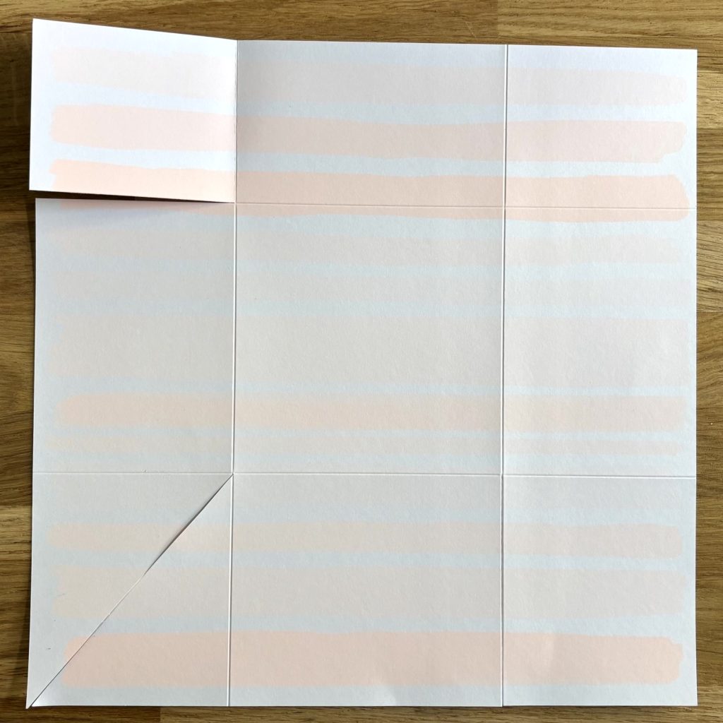 feuille de scrapbooking avec plis marqués pour structure d’album