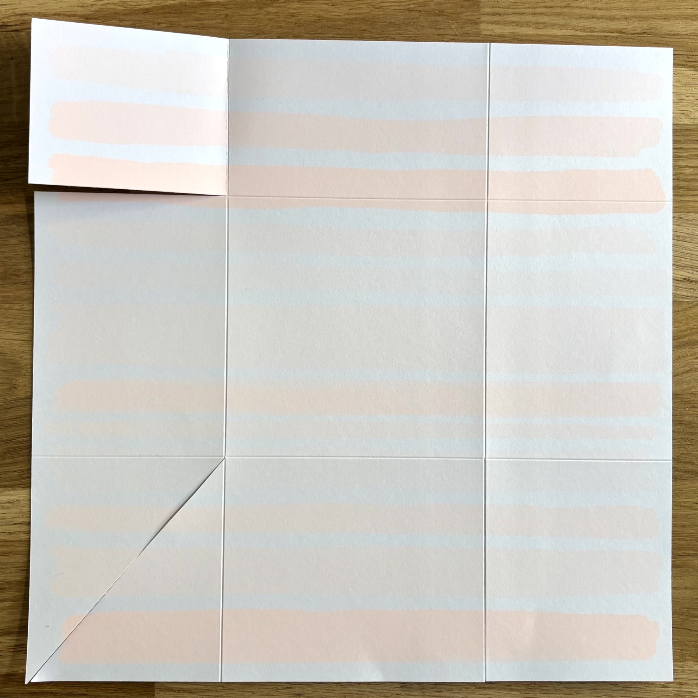 feuille de scrapbooking avec plis marqués pour structure d’album
