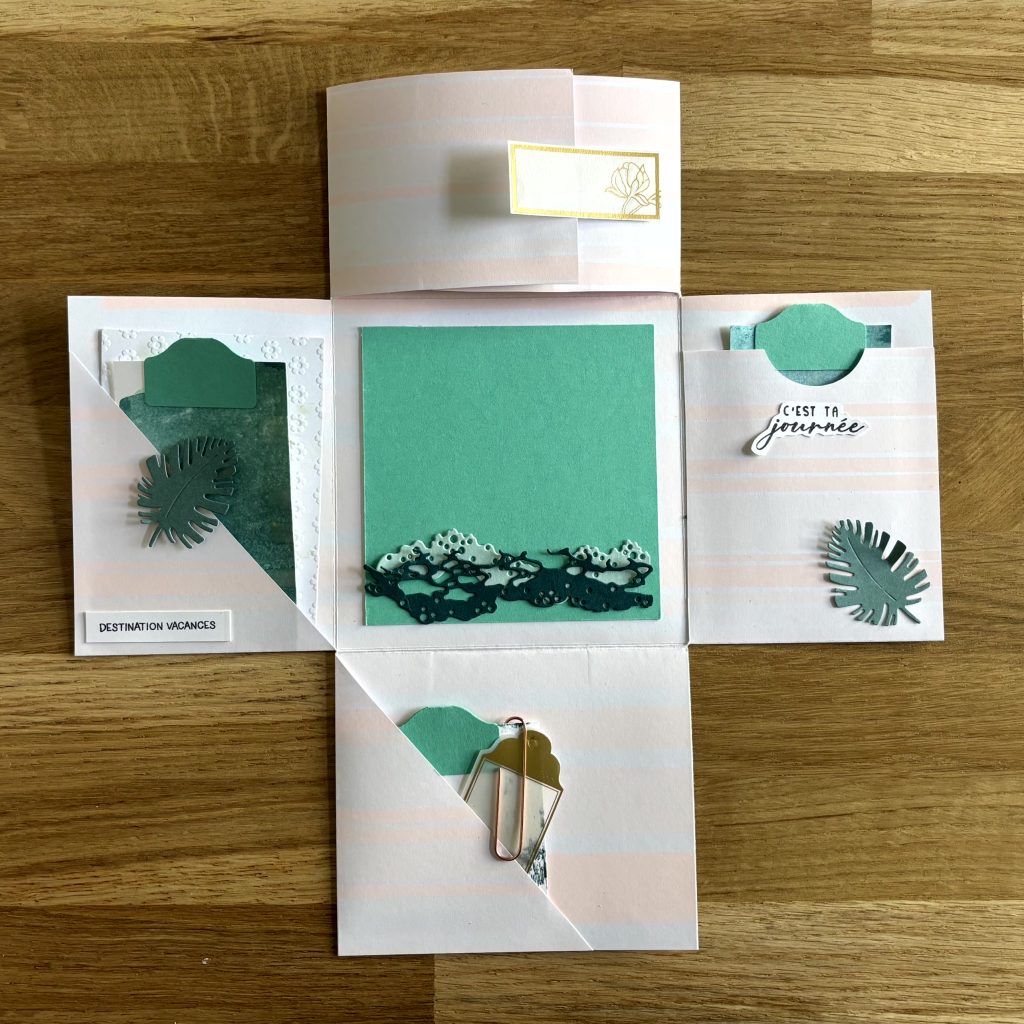 mini album scrapbooking avec premières pochettes et décorations vertes