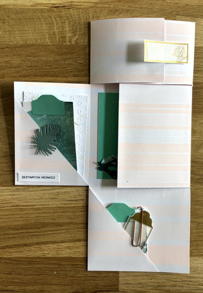 assemblage des volets du mini album avec éléments décoratifs