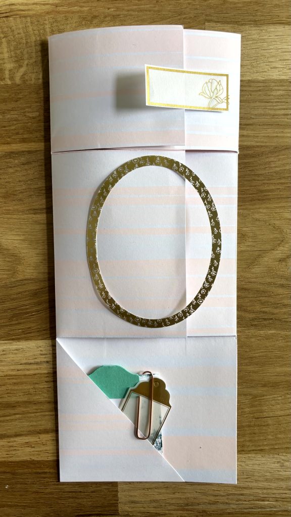 mini album avec ouverture circulaire et éléments collés