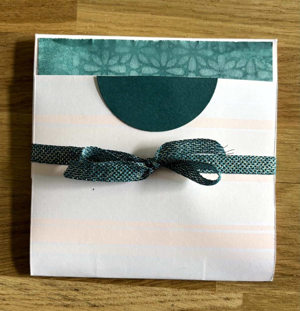 mini album scrapbooking fermé avec bande décorative et ruban