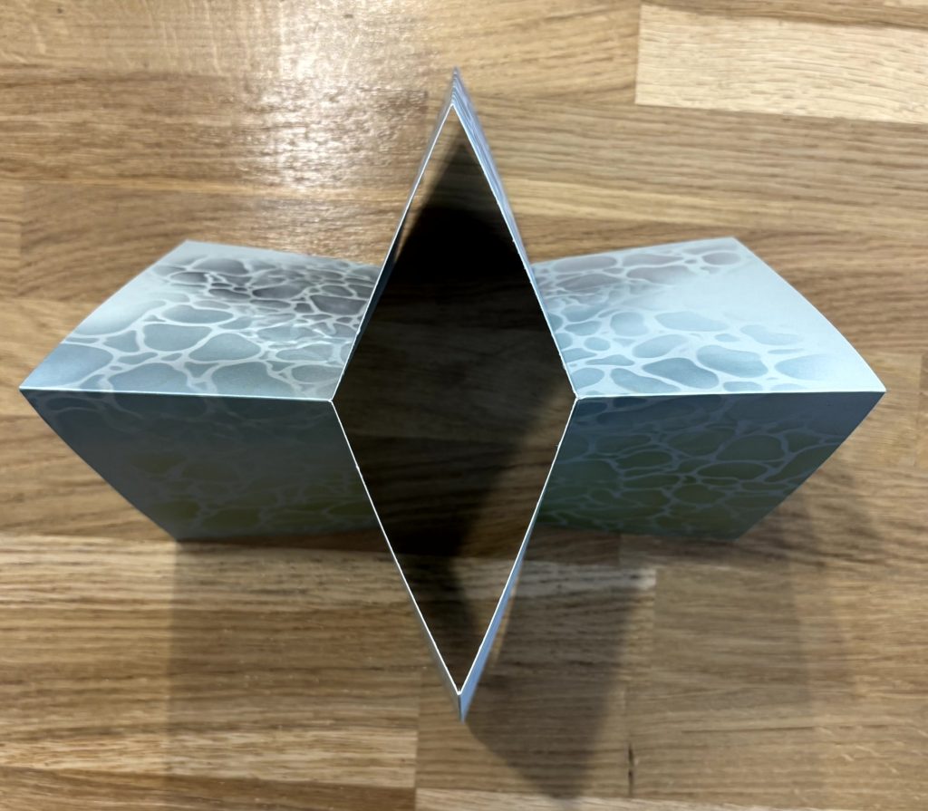 mini album en cours de pliage forme croix ouverte en volume