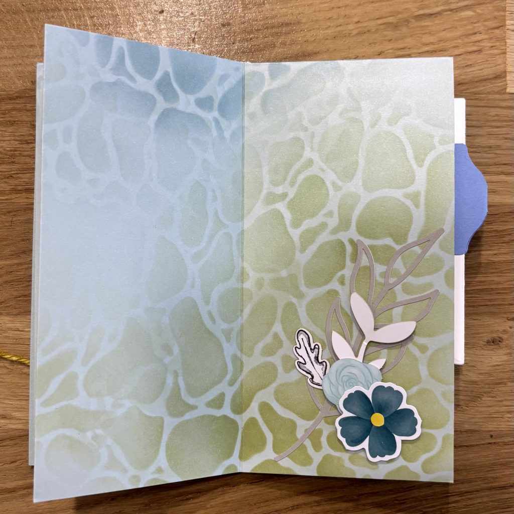page de mini album scrapbooking décorée avec fleurs en relief