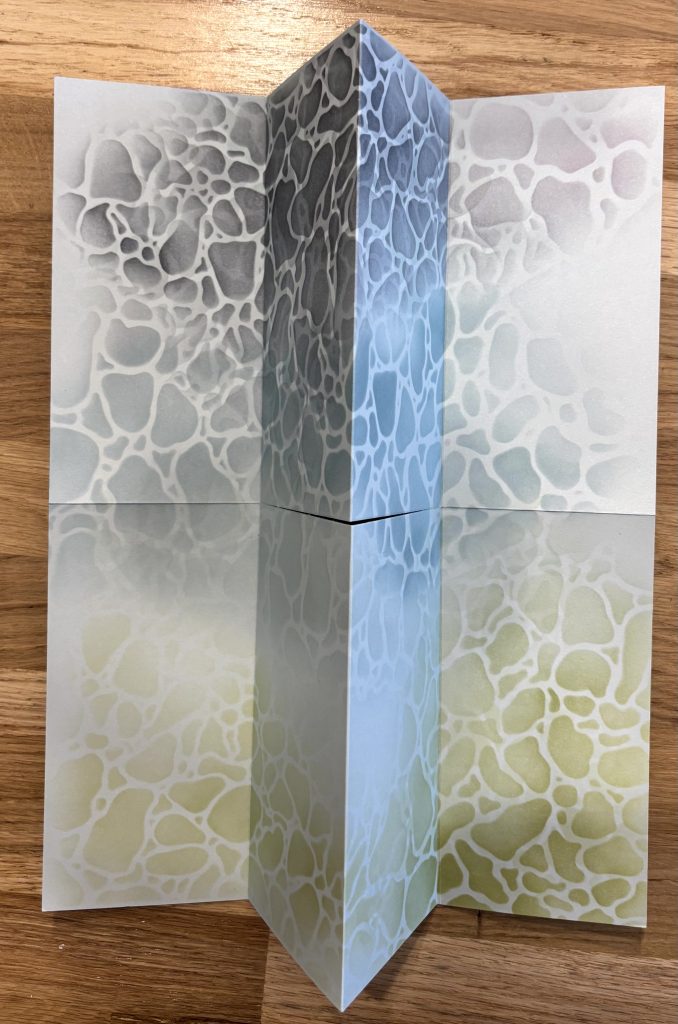 marquage des plis sur une feuille pour mini album scrapbooking
