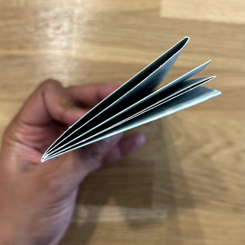 feuille de scrapbooking pliée en accordéon vue en éventail
