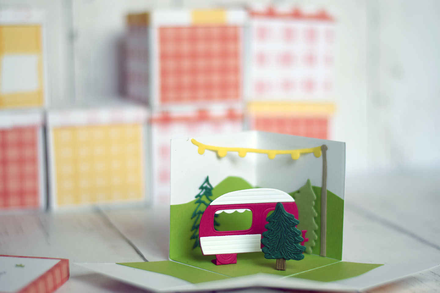 boîte surprise en papier – création scrapbooking DIY facile