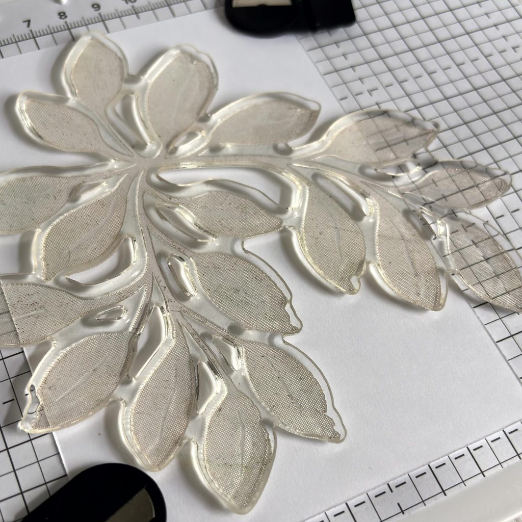 Assemblage du tampon transparent en plusieurs morceaux pour former un branchage de feuilles