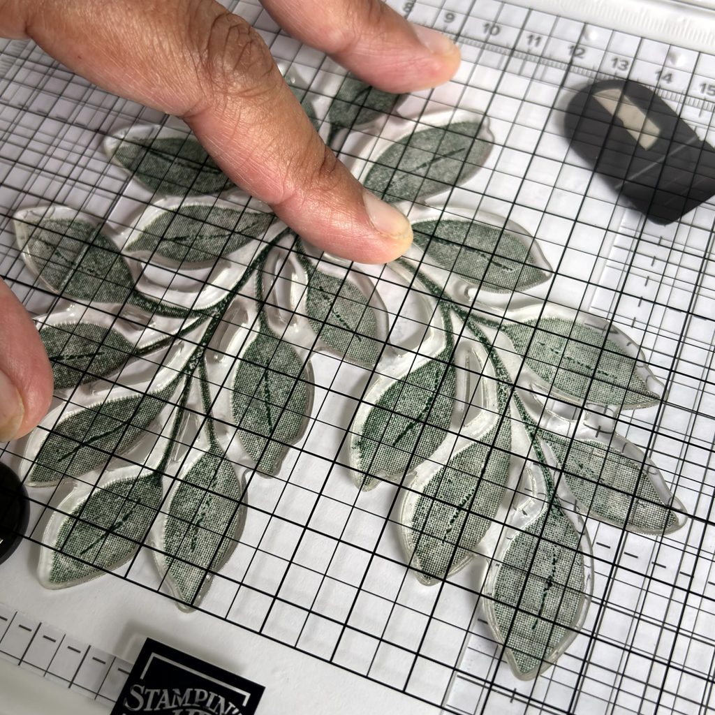 Encrage du tampon branchage de feuilles avec l'encreur Stampin' Pad
