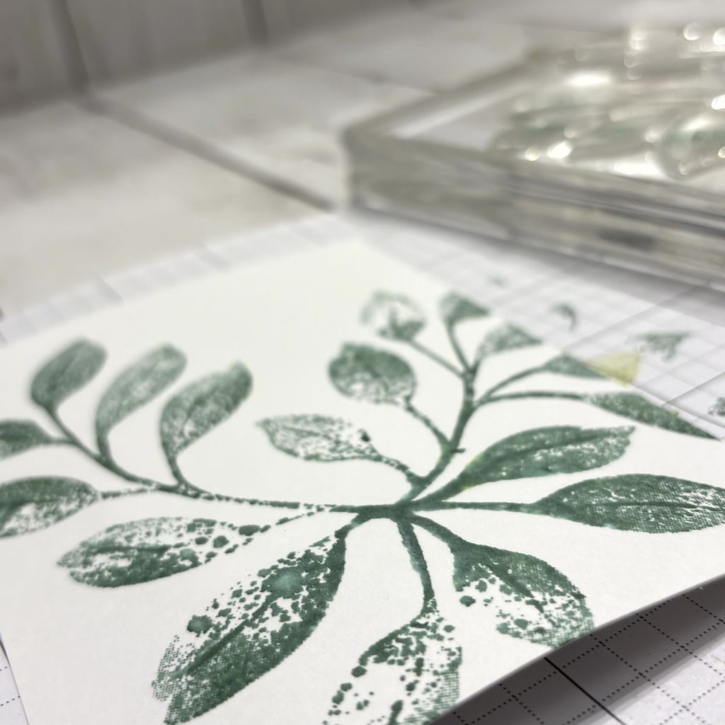 résultat tamponnage aquarelle feuillage vert scrapbooking