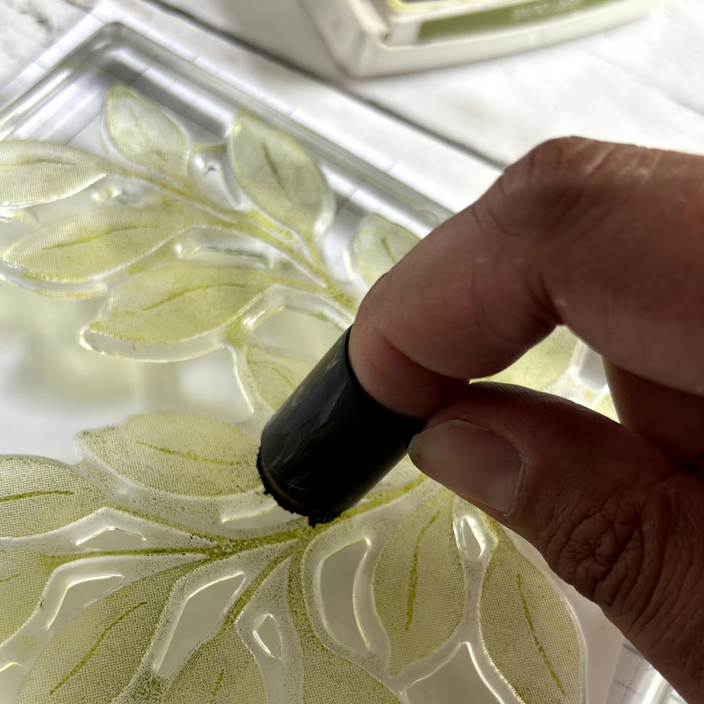application d'encre multicolore au doigt mousse sur tampon de fond