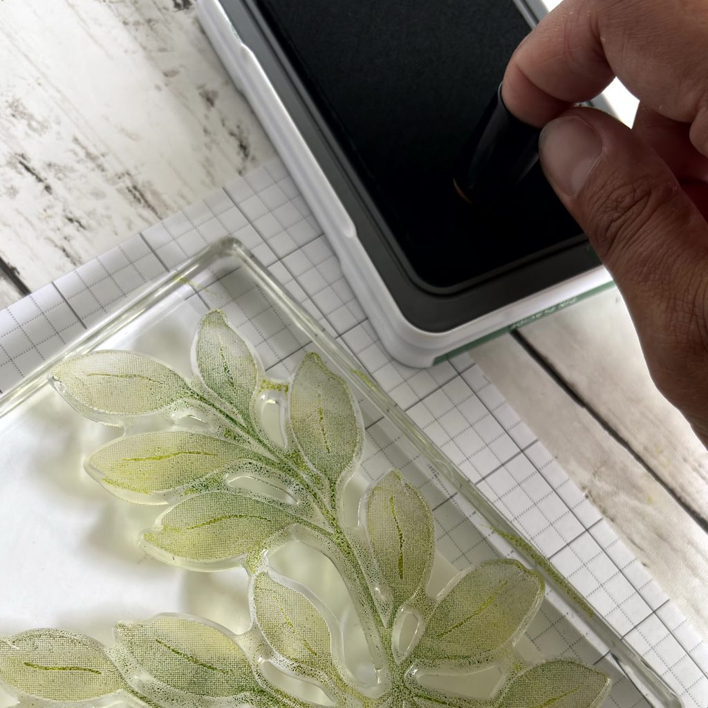 encrage du tampon de fond feuillage avec plusieurs teintes de vert