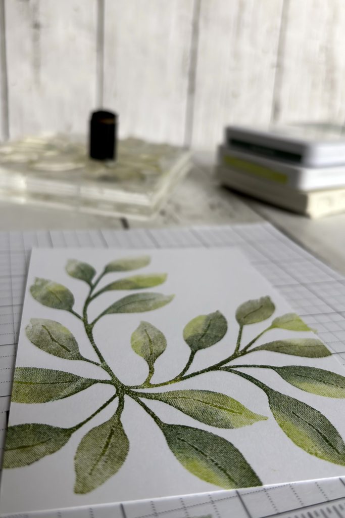 résultat tamponnage multi-color feuillage vert sur carte