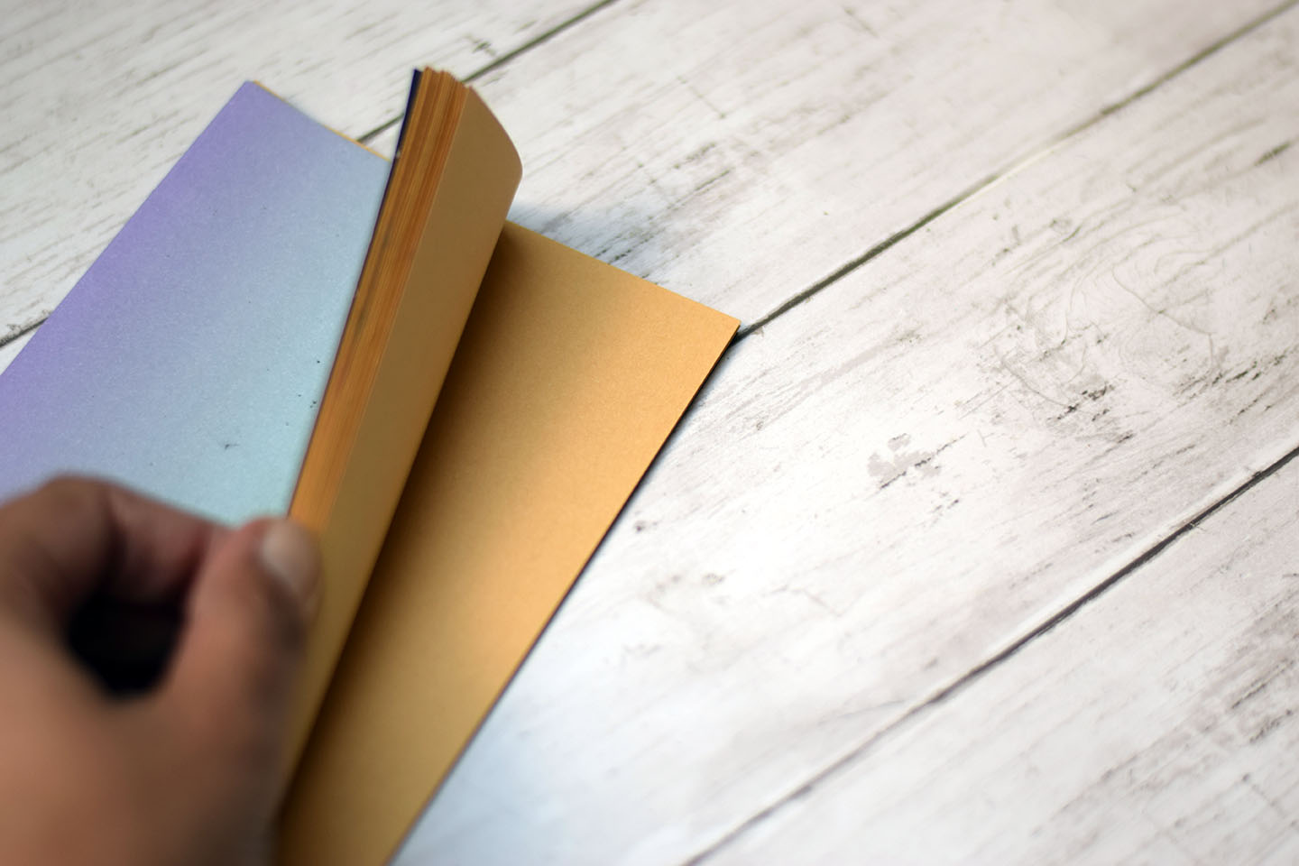 Détail de reliure d'un carnet de dessin fait main avec ficelle et papier scrap