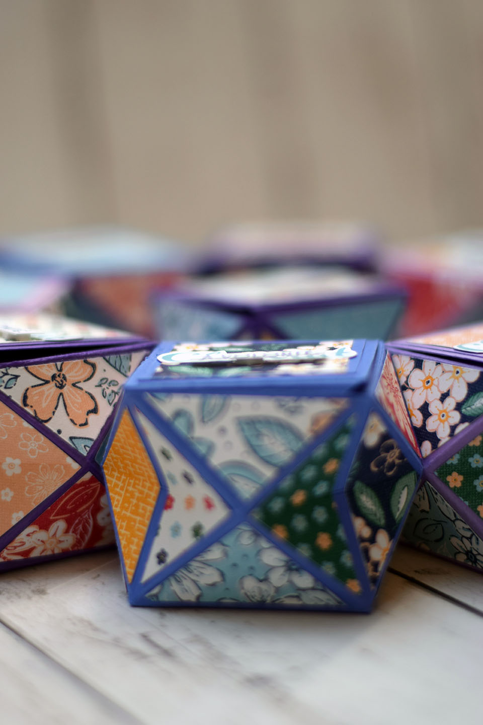 Boîtes à bonbons colorées réalisées pour un anniversaire créatif à domicile