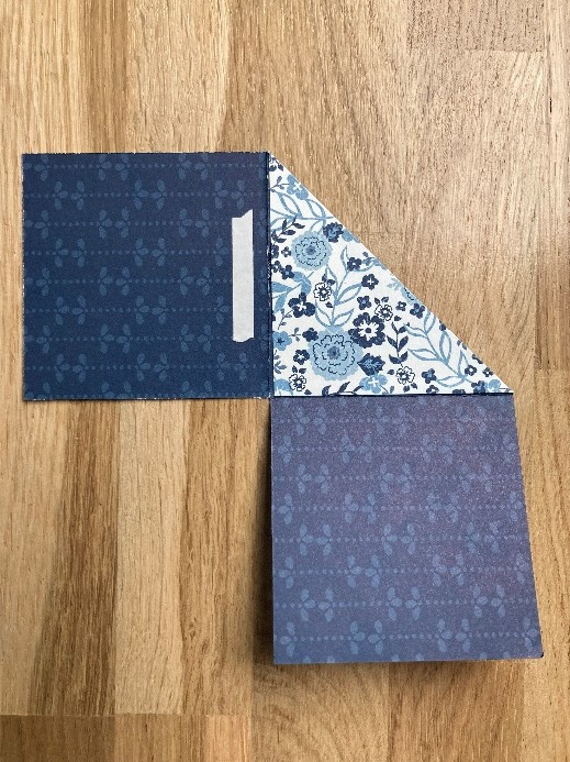 Assemblage du papier à motif sur le marque-page en coin