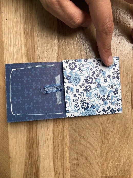 Pliage des rabats pour former la pochette du marque-page en coin