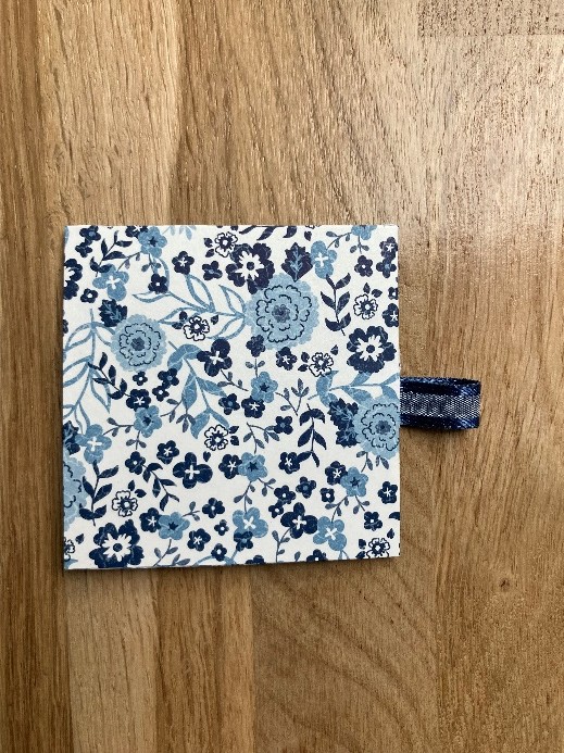 Marque-page en coin fini, de dos, en papier à motif fleuri, vue de dessus