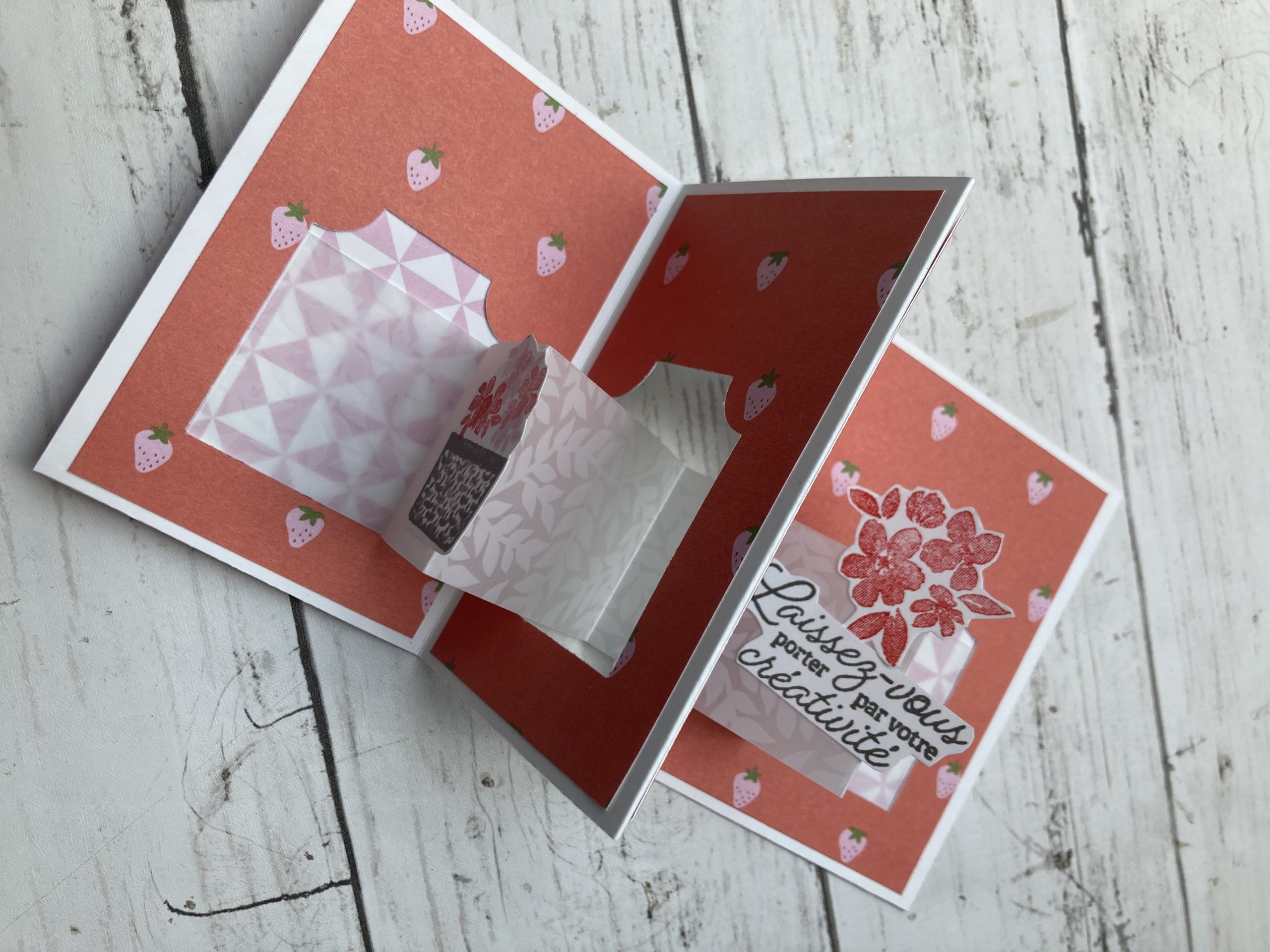 Vue intérieure d'une carte popup en trois plis avec du vélin