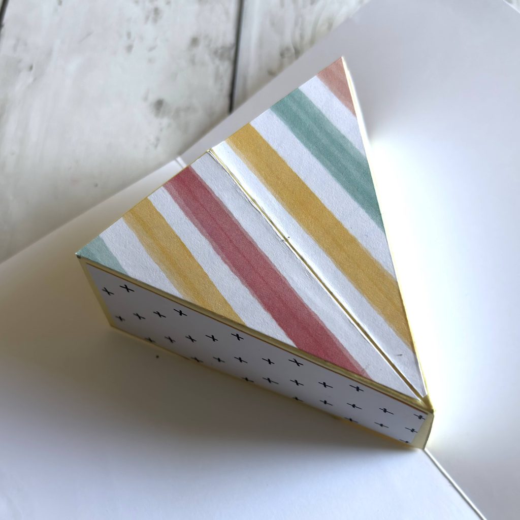 Carte pop-up gâteau à rayures multicolores vue de profil