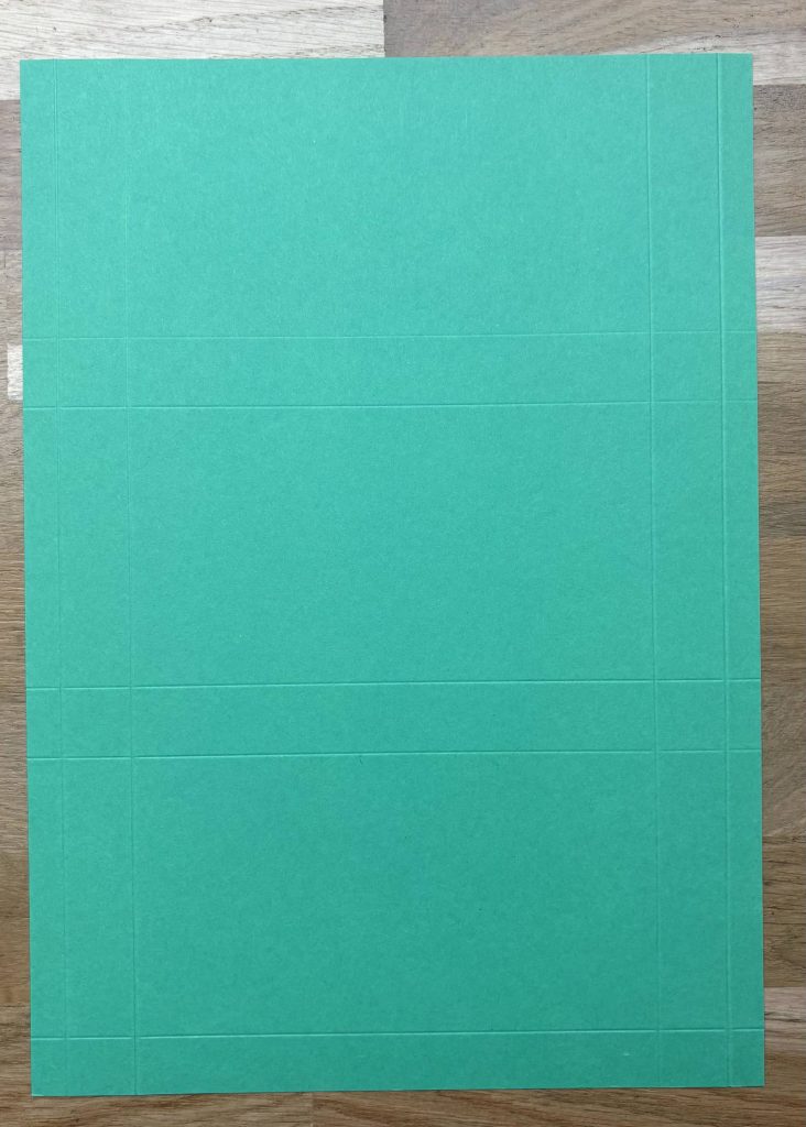 Découpe une feuille de papier blanc ou unie de 21x29,7 cm pour la structure de base.
