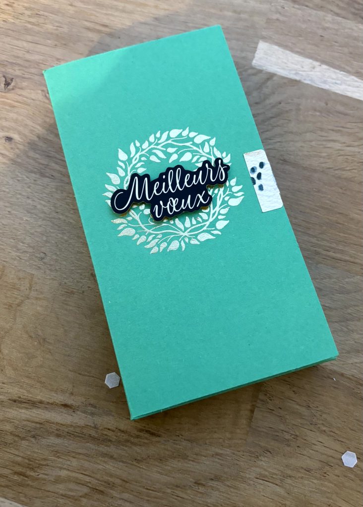 Enfin, décore le devant selon ton inspiration avec des sentiments, du ruban ou des motifs floraux.