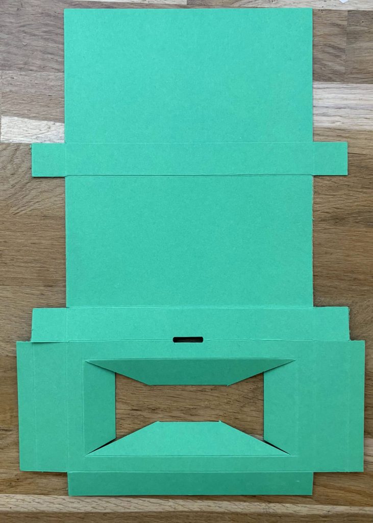 Suit le schéma pour découper ta feuille et n'oublie pas de créer une fente pour le système de fermeture.