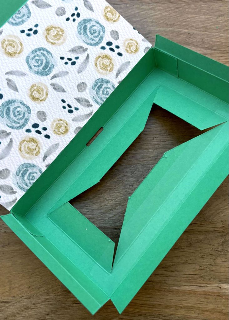 Colle en premier les 2 languettes du milieu