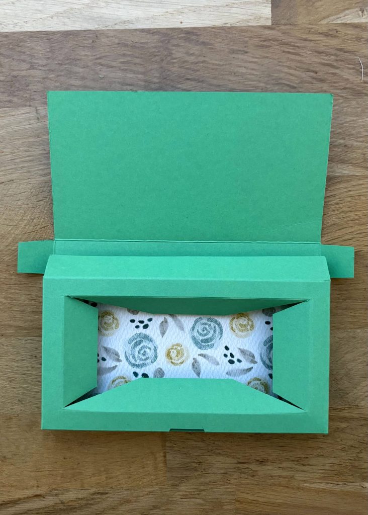 Puis colle les 2 grandes languettes pour assembler le fond