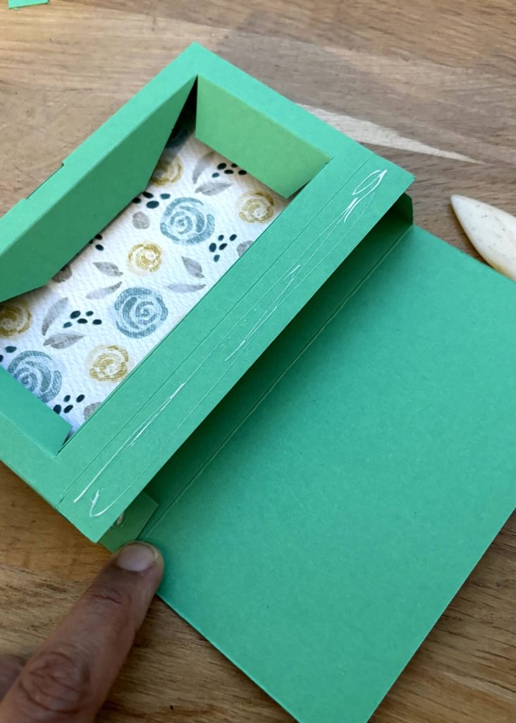 Colle finalement les 2 dernières petites languettes et le fond