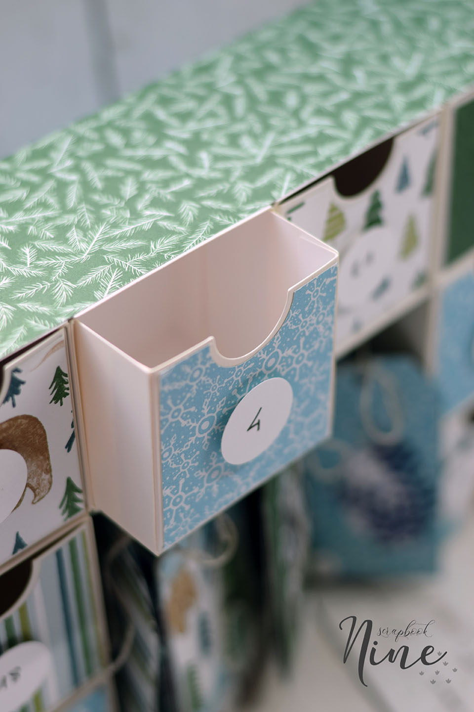 Calendrier de l’Avent fait main en forme de commode avec tiroirs décorés - idée DIY Noël