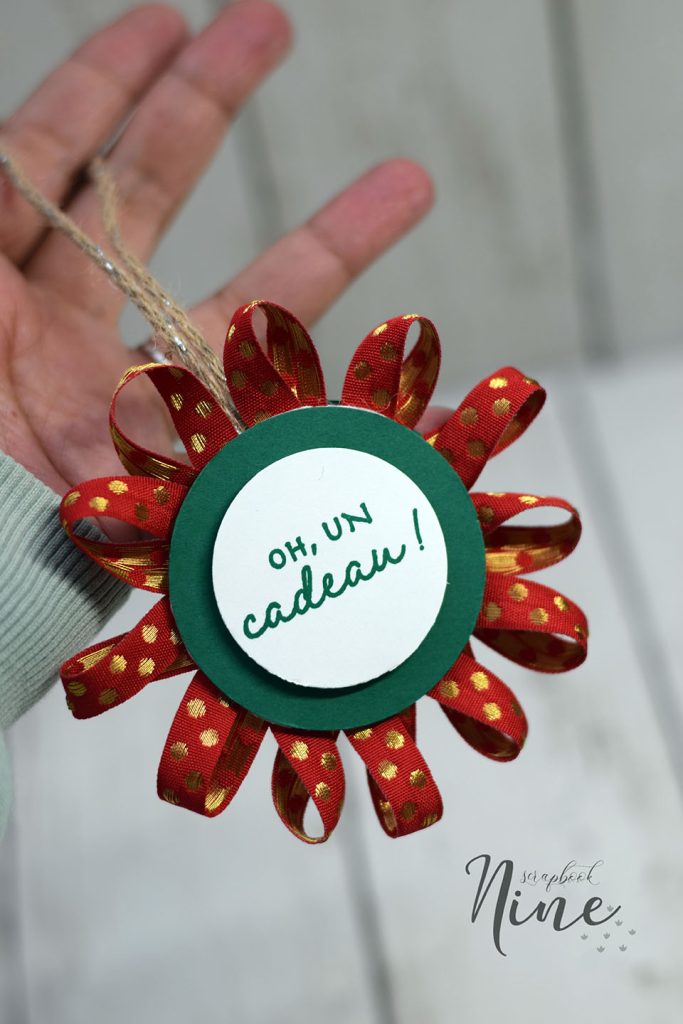 trois décoration de sapin avec des rubans 6