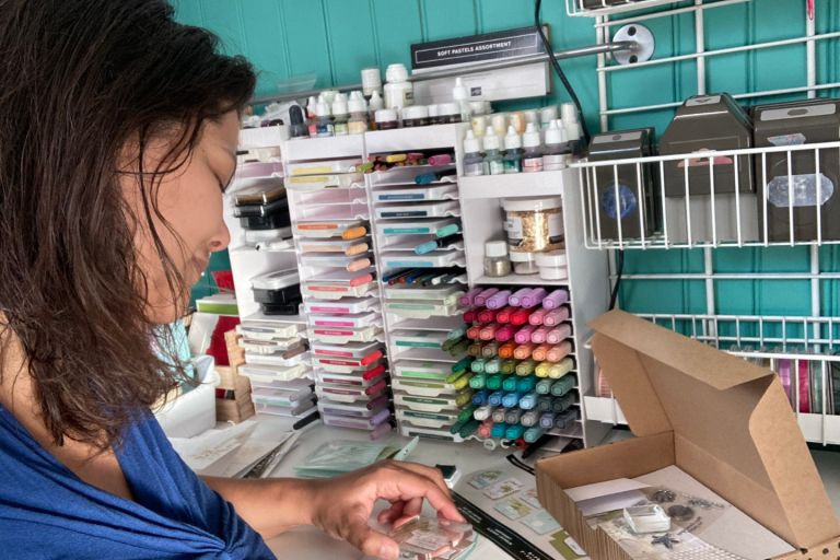 Julie Loy en train d&rsquo;utiliser un kit créatif