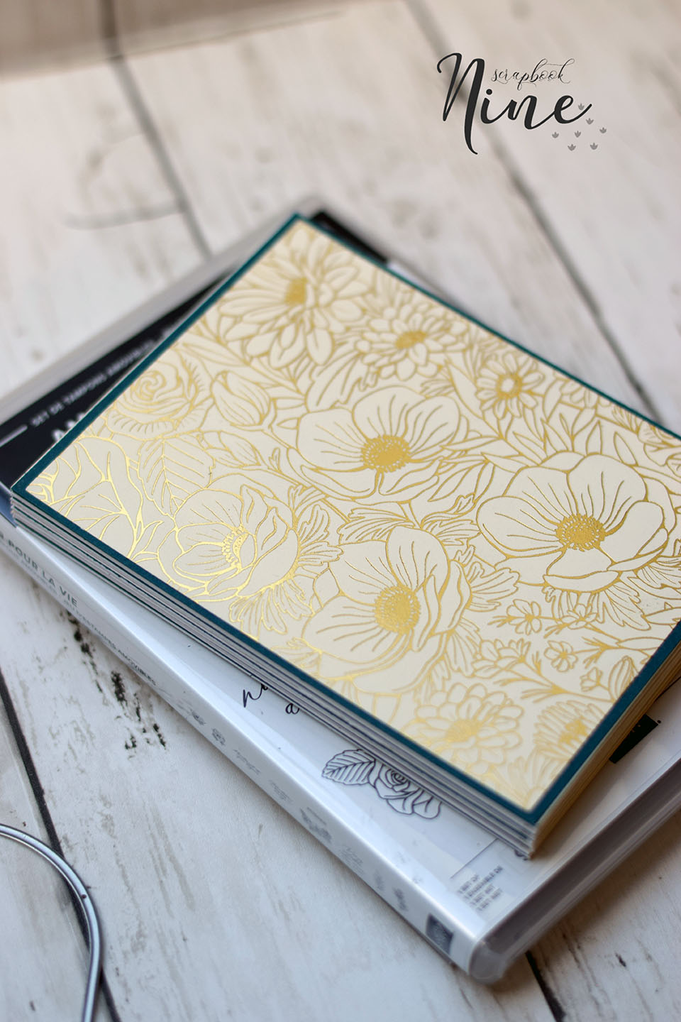 Album photo enveloppe fermé avec décoration et feuille cartonnée colorée