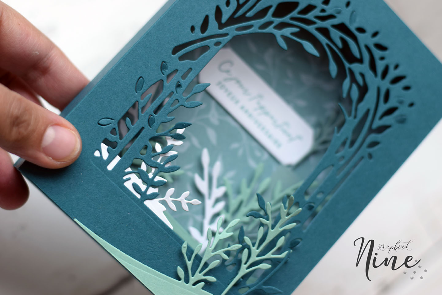 Cadre diorama forêt délicate