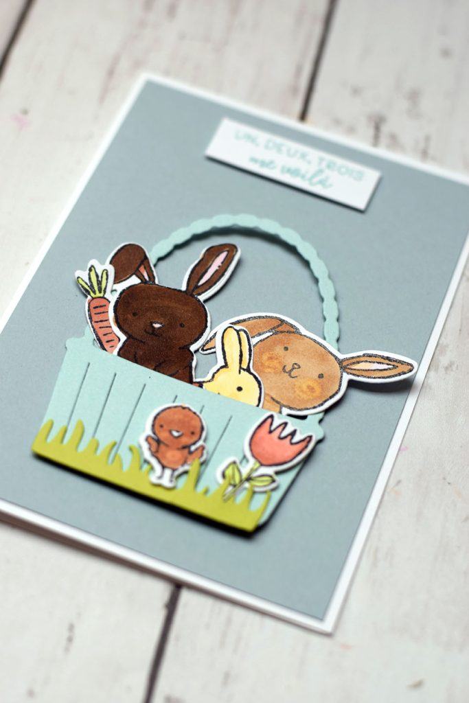 Carte de pâques avec des lapins mignons à sortir de leur panier