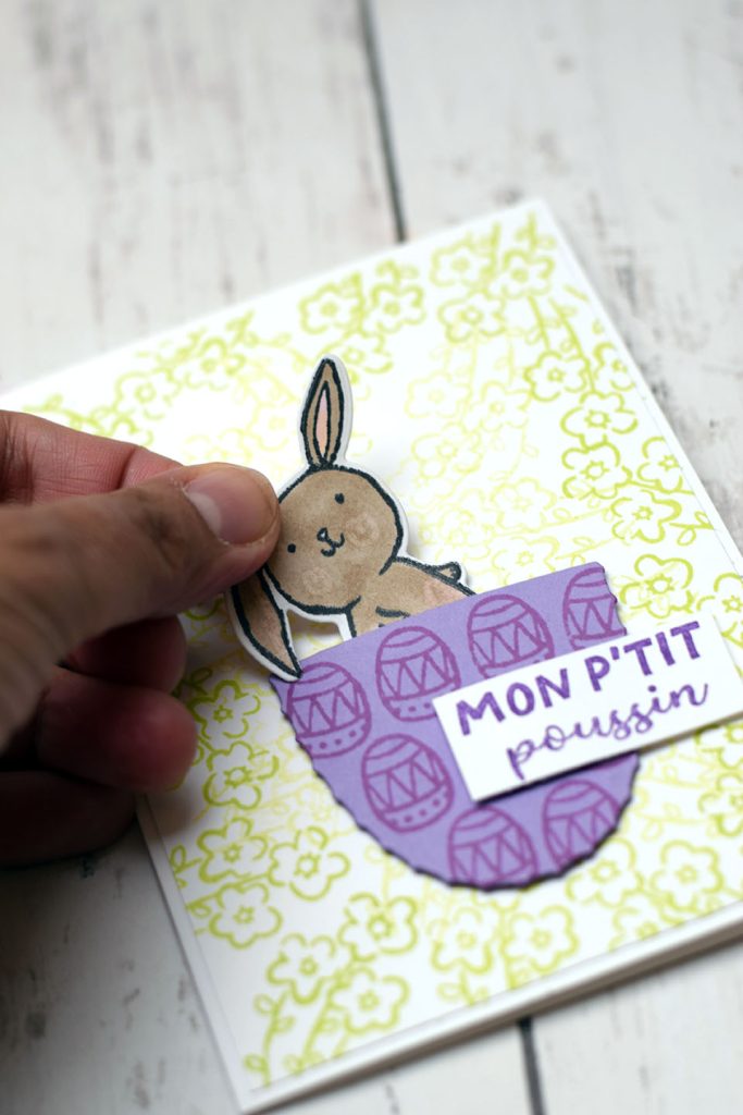 Carte de pâques avec des lapins mignons à sortir de son oeuf