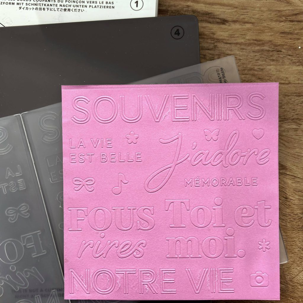 Résultat gaufrage seul avec plioir hybride Stampin'Up! — motifs texte en relief sur papier rose